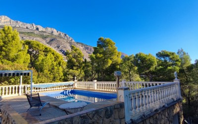 Villa with beautiful mountain views in Altea La Vella